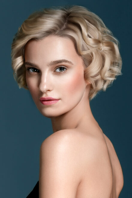 Κοντά σγουρά μαλλιά πορτρέτο προσώπου ομορφιάς νεαρής γυναίκας