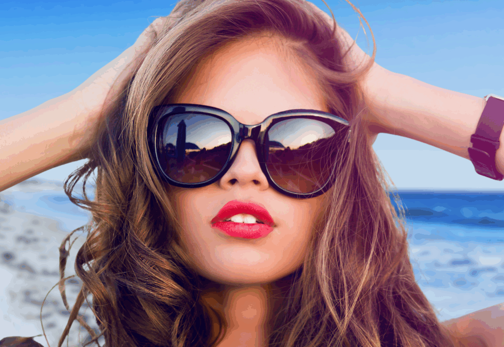 Όμορφη καστανή γυναίκα με babylights σατ μαλλιά και γυαλιά ηλίου