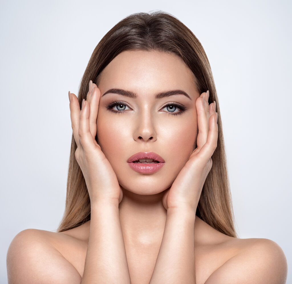 Κοντινό πλάνο πορτρέτο μιας ελκυστικής γυναίκας με όμορφα μάτια. Έννοια περιποίησης δέρματος. Μοντέλο με μακιγιάζ smokey eye. Θεραπεία ομορφιάς