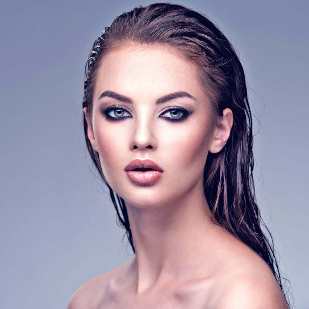 Όμορφη καστανή κοπέλα με wet look hair