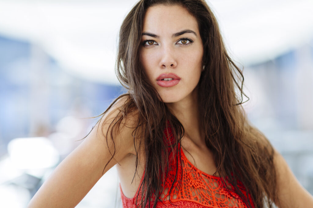 Τέλεια λαμπερή γυναίκα που ποζάρει σε εξωτερικούς χώρους το καλοκαίρι