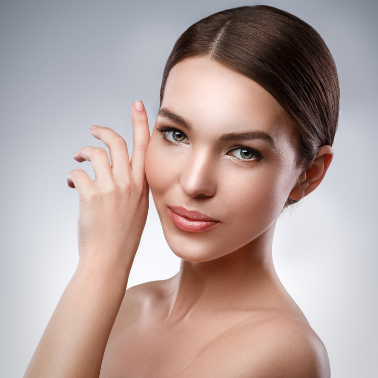 Πορτρέτο της νεαρής γυναίκας με όμορφο πρόσωπο και απαλό δέρμα