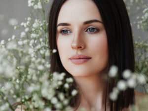 Όμορφη γυναίκα με καθαρό πρόσωπο skinimalism