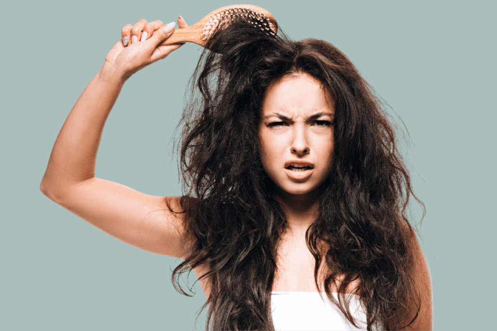 Γυναίκα καστασνή με ταλαιπωρημένα, φριζαρισμένα μαλλιά