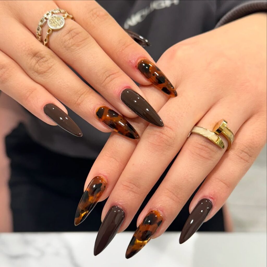 καφέ μανικούρ με tortoiseshell effect