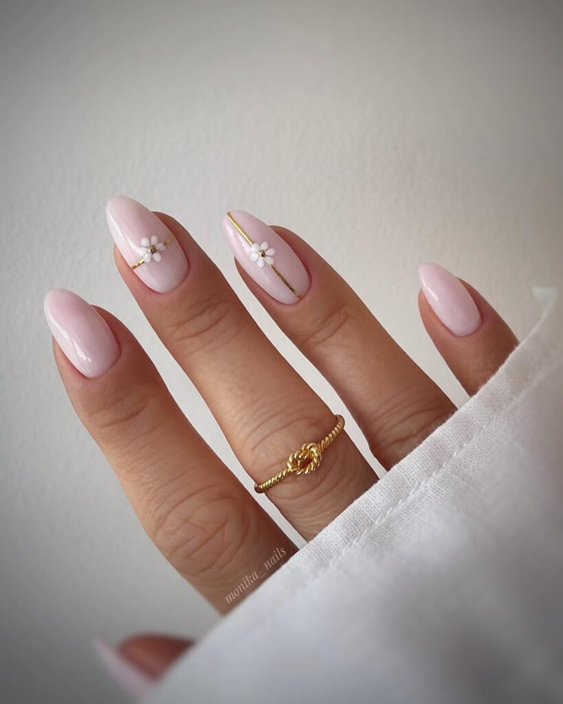 milky nails σε ανοιχτό ροζ χρώμα με σχέδιο