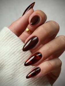 Καφέ μακριά νύχια με Tortoiseshell Effect