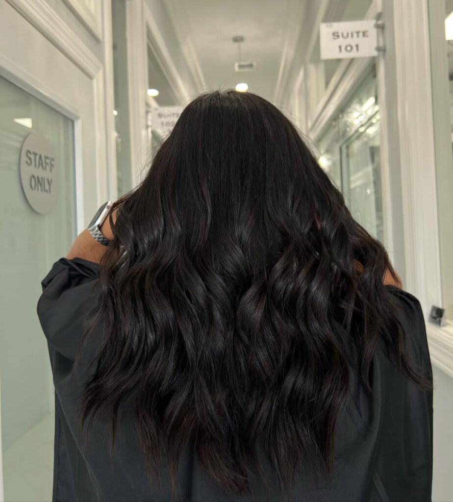 Γυναίκα με μακριά σπαστά μαλλιά espresso hair colour