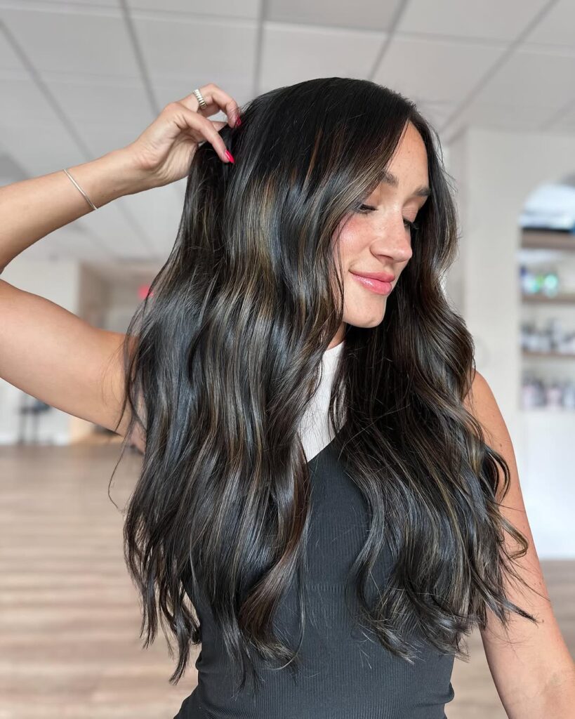 Γυναίκα με μακριά σπαστά μαλλιά espresso hair colour