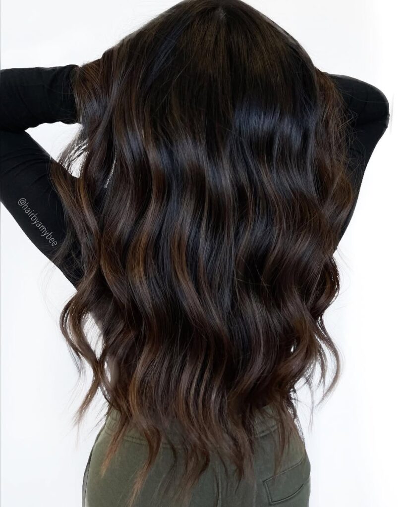 Γυναίκα με μακριά σπαστά μαλλιά espresso hair colour