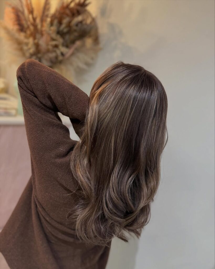 Γυναίκα με μακριά σπαστά μαλλιά espresso hair colour