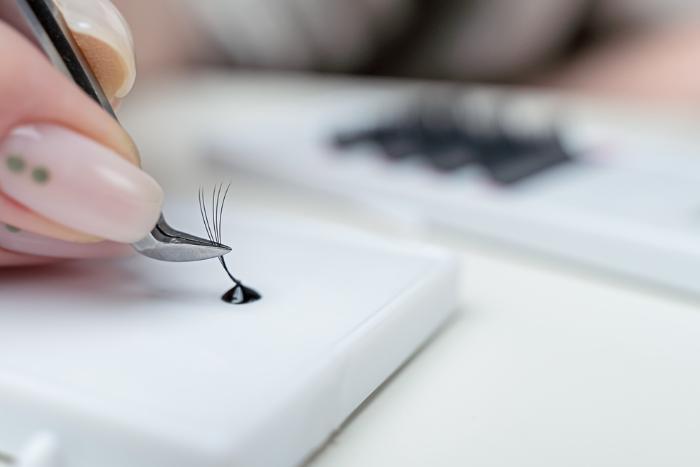 Εργαλεία επέκτασης βλεφαρίδων σε λευκό φόντο. Αξεσουάρ για επεκτάσεις βλεφαρίδων. Τεχνητές βλεφαρίδες.