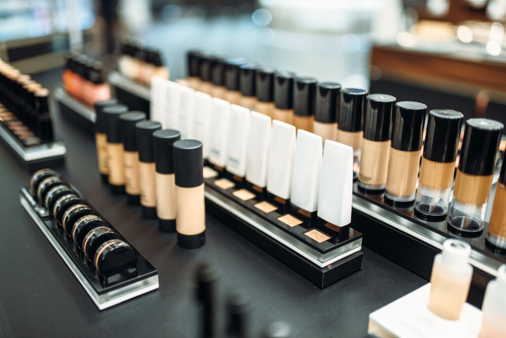 Προϊόντα μακιγιάζ βάσης foundations σε βιτρίνα στο κατάστημα