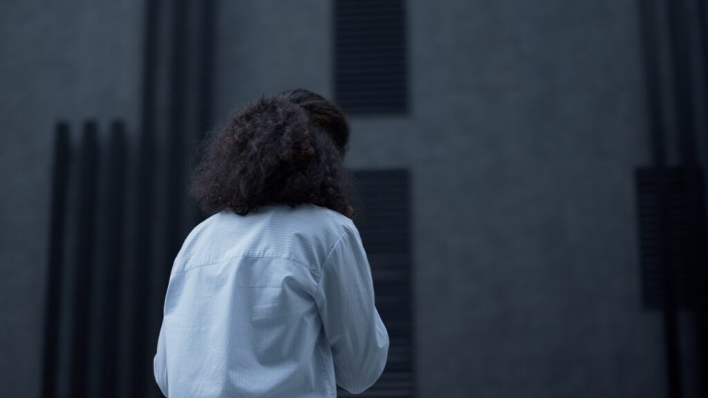 Γυναίκα με πλάτη στεναχωρημένη