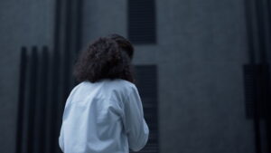 Γυναίκα με πλάτη στεναχωρημένη