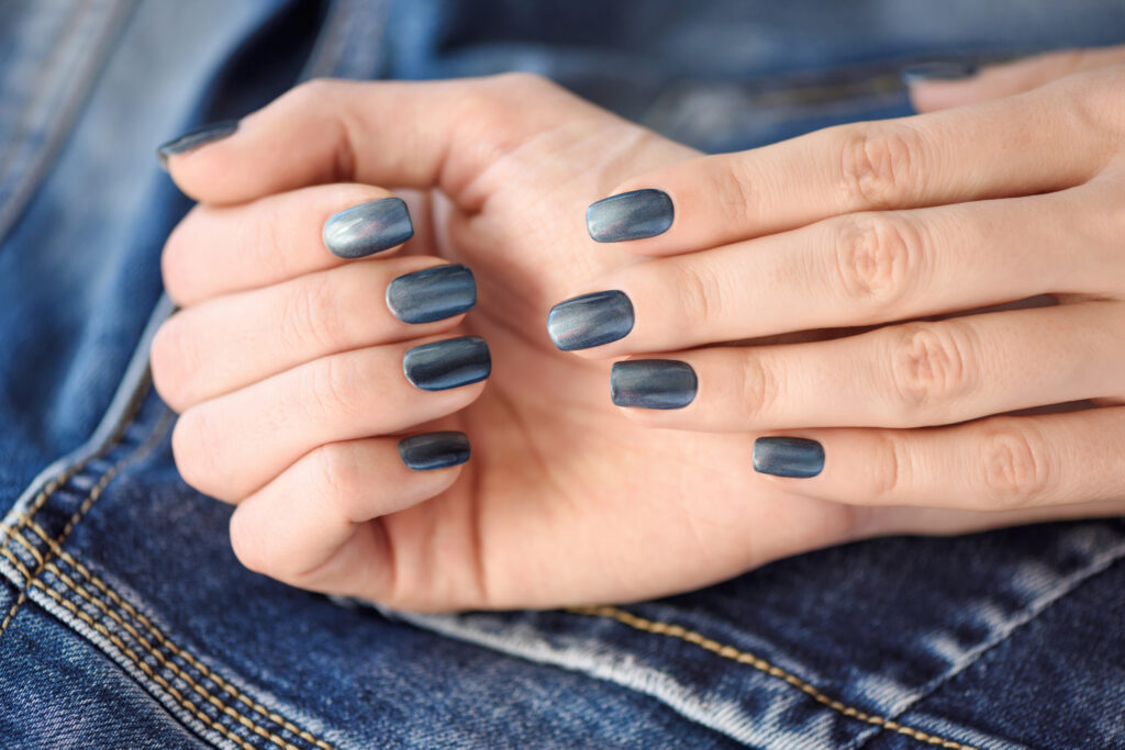 BlueGrey νύχια σε τζην φόντο