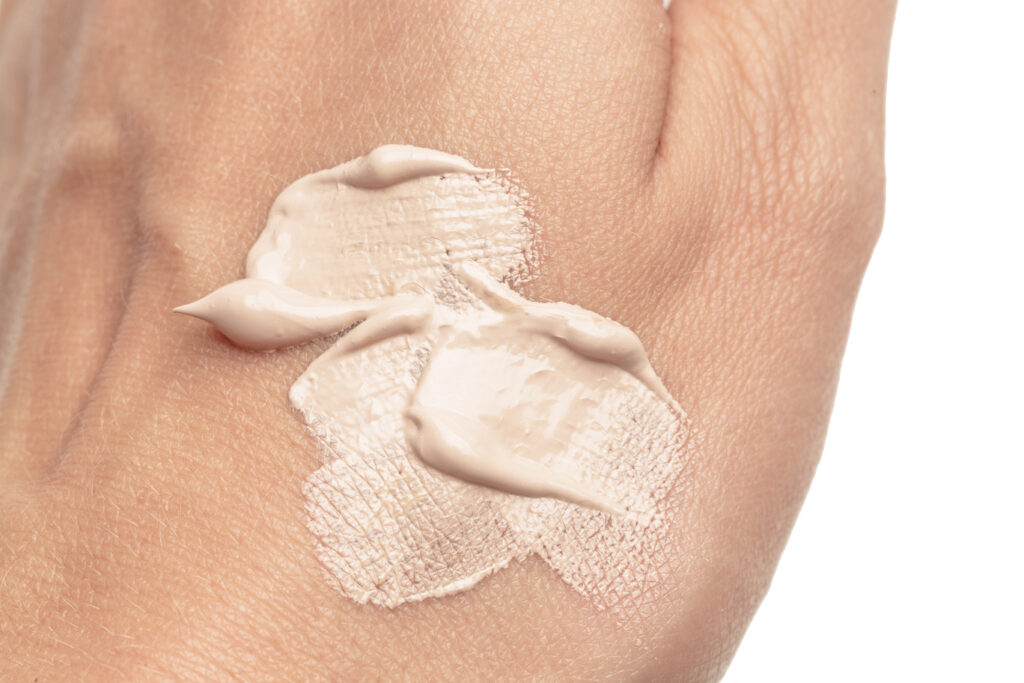 Tinted Moisturizer σε λευκό φόντο.