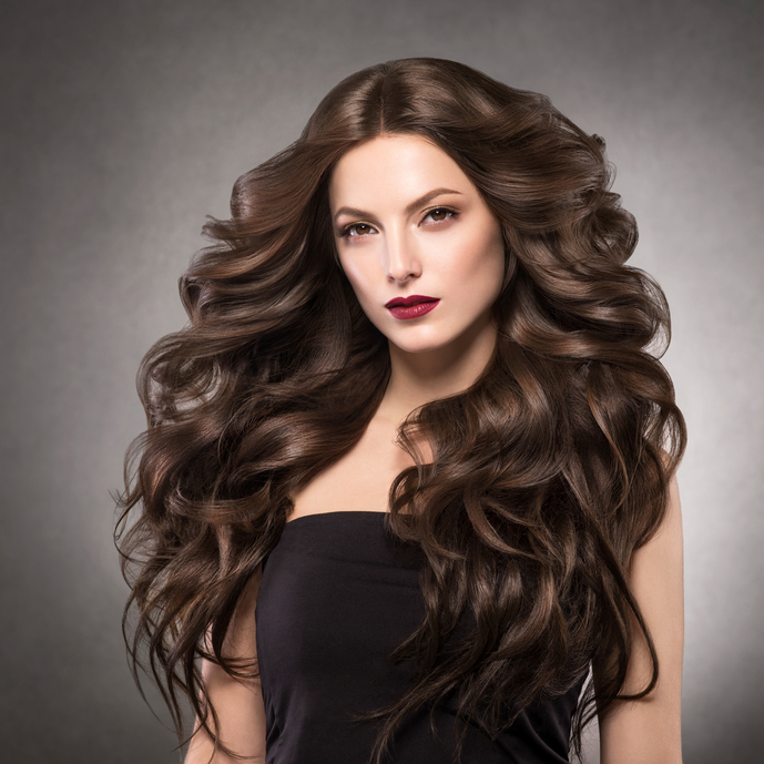 Όμορφη γυναίκα μ μακρία σπαστά μαλλιά espresso hair χρωμα