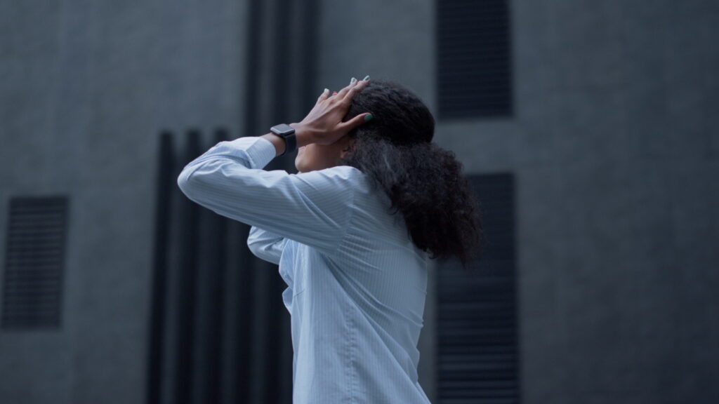 Αγχωμένη γυναίκα που κλαίει σε εξωτερικό χώρο. Δυστυχισμένη, απογοητευμένη γυναίκα που εκφράζει θυμό