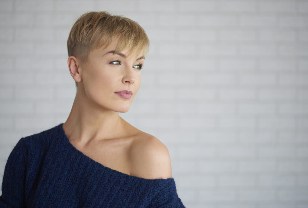 Όμορφη ξανθιά γυναίκα με power pixie haircut