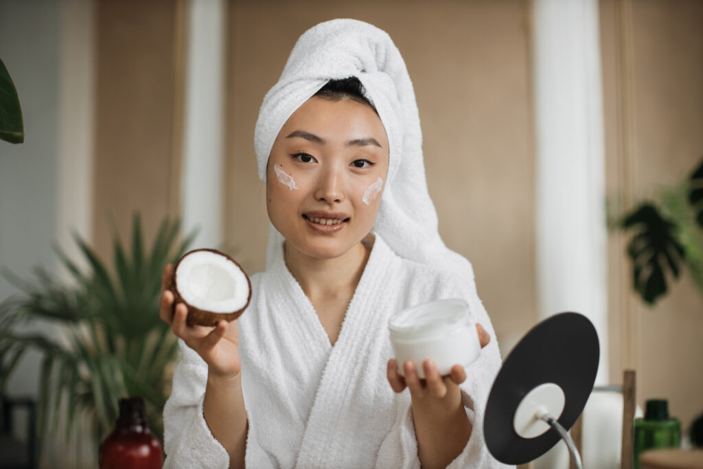 Γυναίκα με κορεάτικα και ιαπωνικά καλλυντικά