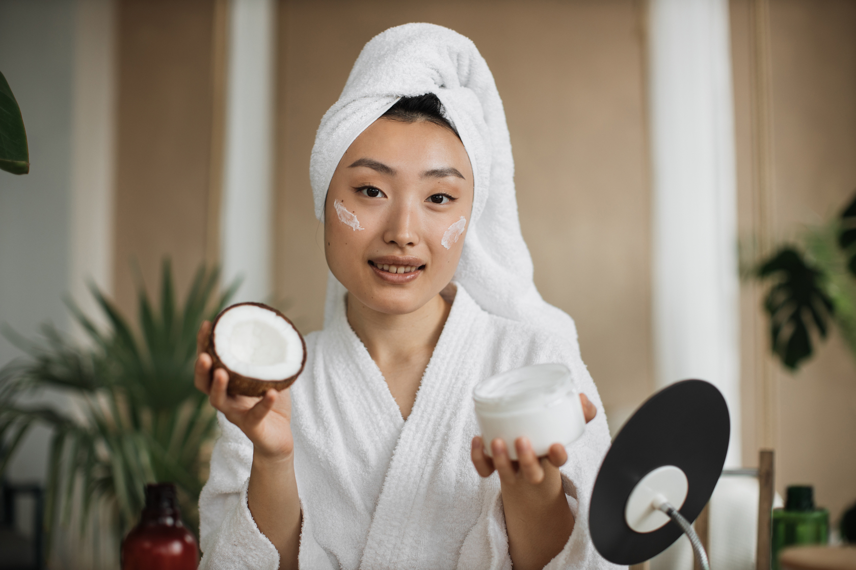 Γυναίκα με κορεάτικα και ιαπωνικά καλλυντικά