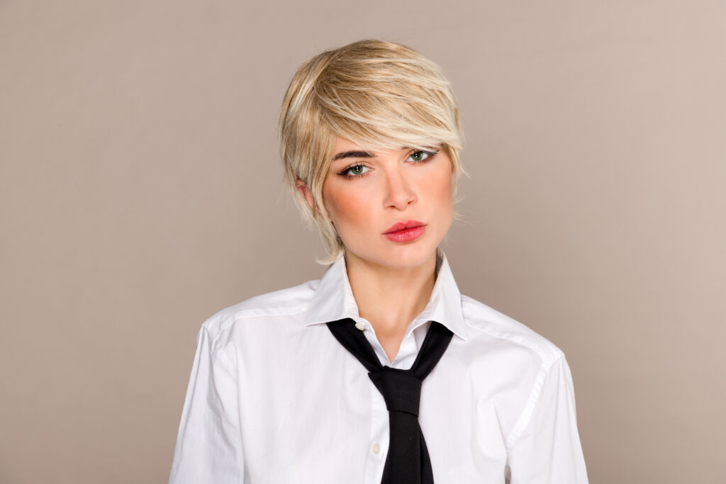 Όμορφη ξανθιά γυναίκα με power pixie haircut