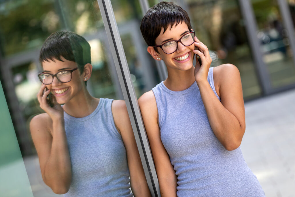 Όμορφη μελαχρινή γυναίκα με power pixie haircut