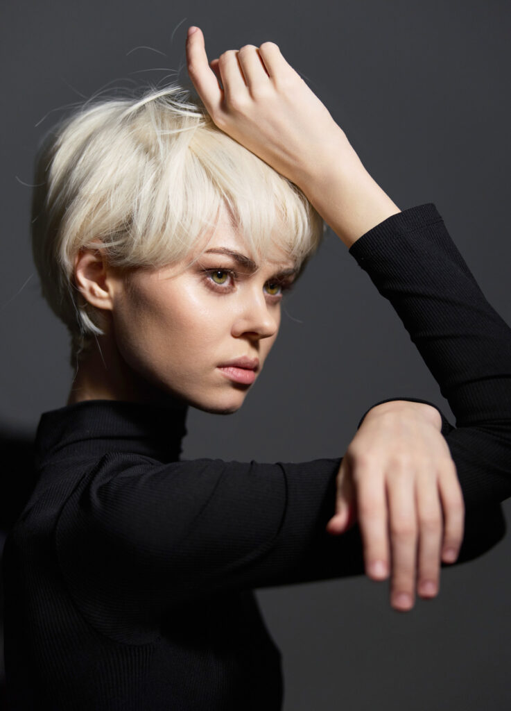 Όμορφη ξανθιά γυναίκα με power pixie haircut