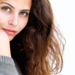 Όμορφη καστανή γυναίκα με ελαφρύ μακιγιαζ