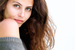 Όμορφη καστανή γυναίκα με ελαφρύ μακιγιαζ