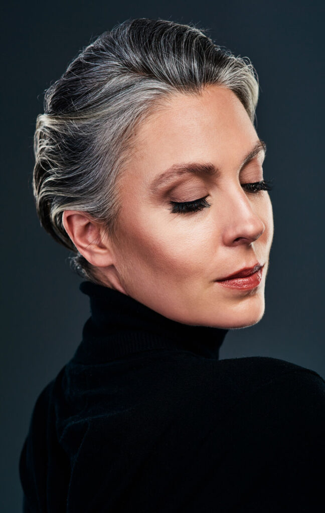 Όμορφη μεσήλικη γυναίκα με κομψό μακιγιαζ