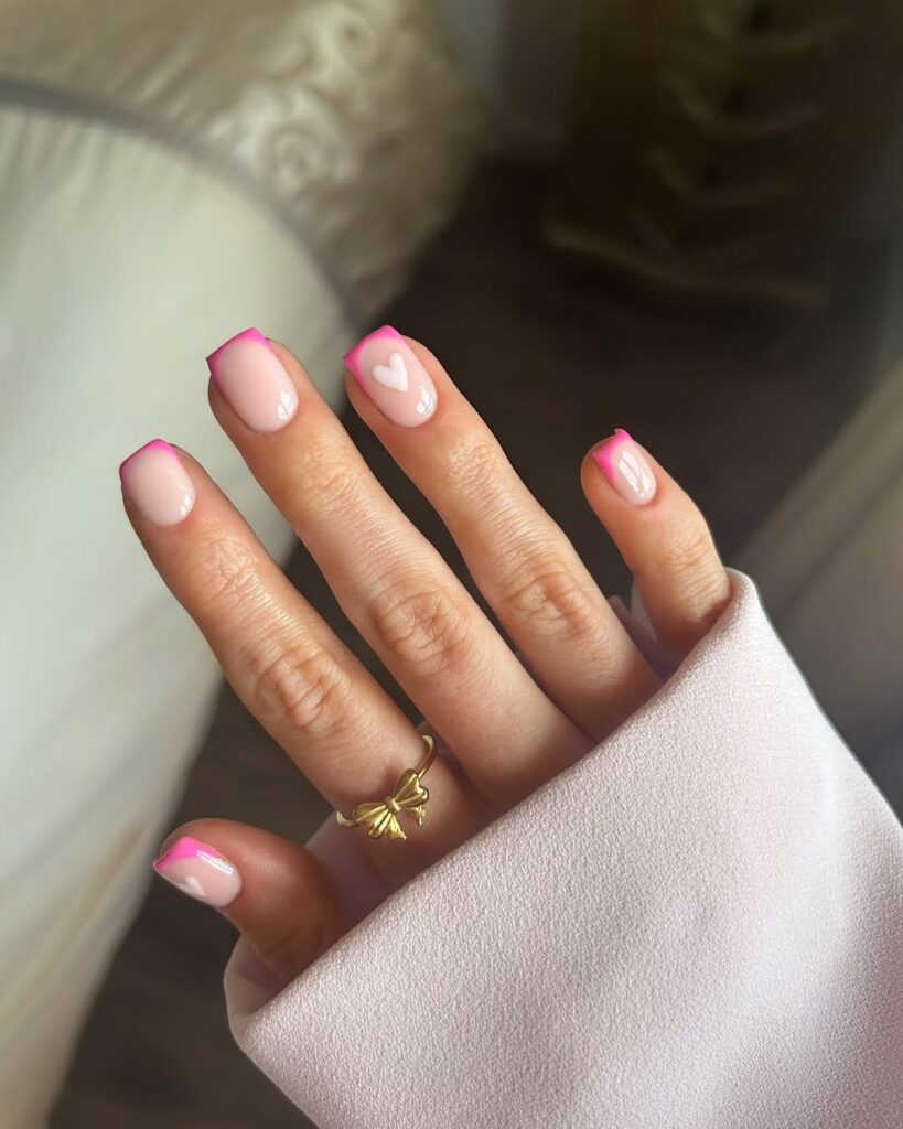 Νύχια Αγίου Βαλεντίνου σε ροζ γαλλικό μανικιούρ