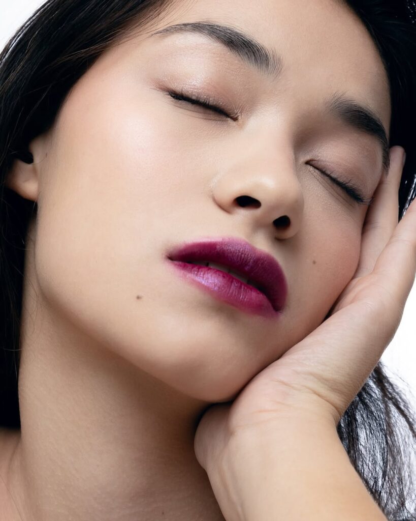 Blurred lips σε χρωμα βατόμουρου