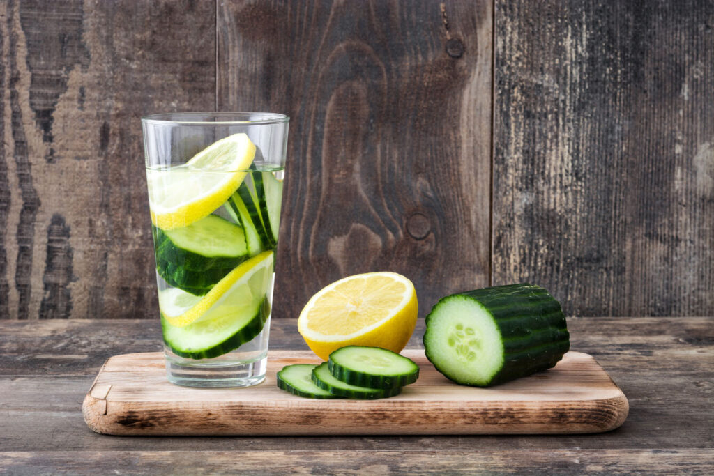 ποτήρι με νερό, λεμονι και αγγούρι