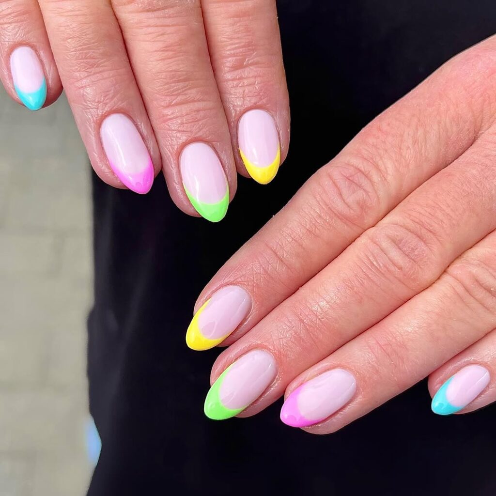 χρωματιστό γαλλικο μανικιούρ - Instagram: @xnailsbypoppy