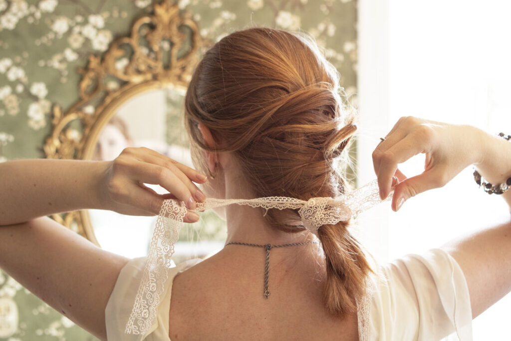 Νυφη κοκκινομάλλα με Boho style και κορδέλα στα μαλλια