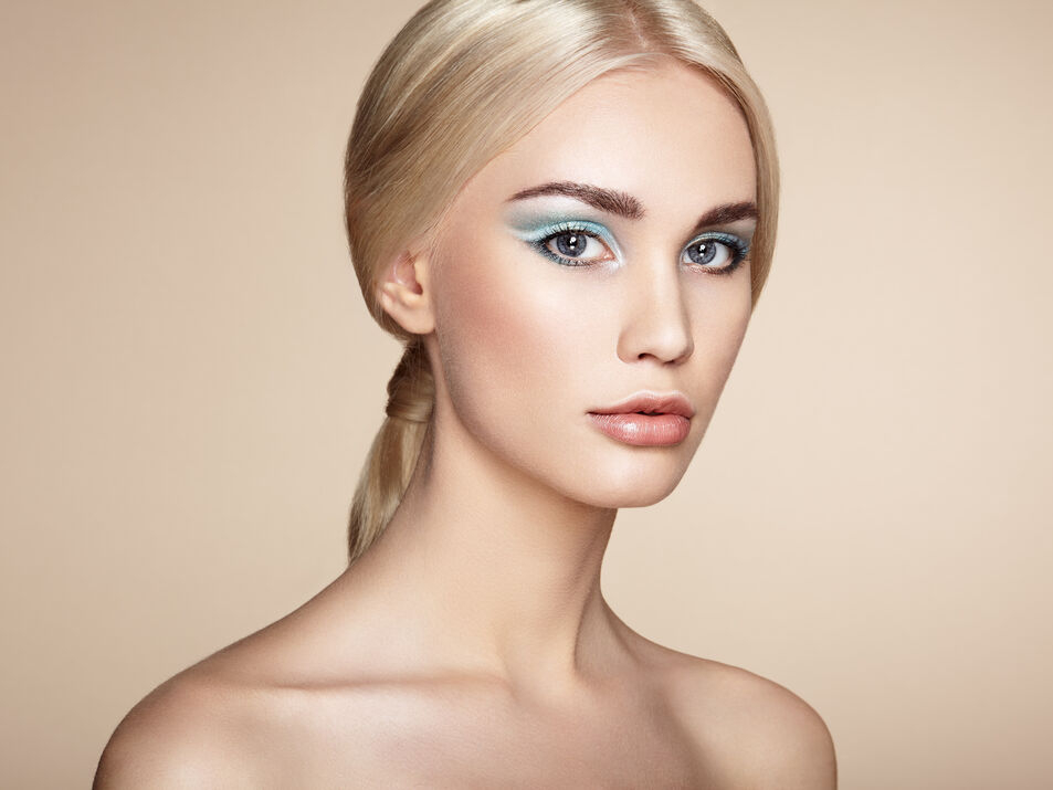 μακιγιαζ σε γυναικείο μάτι frosty ice blue